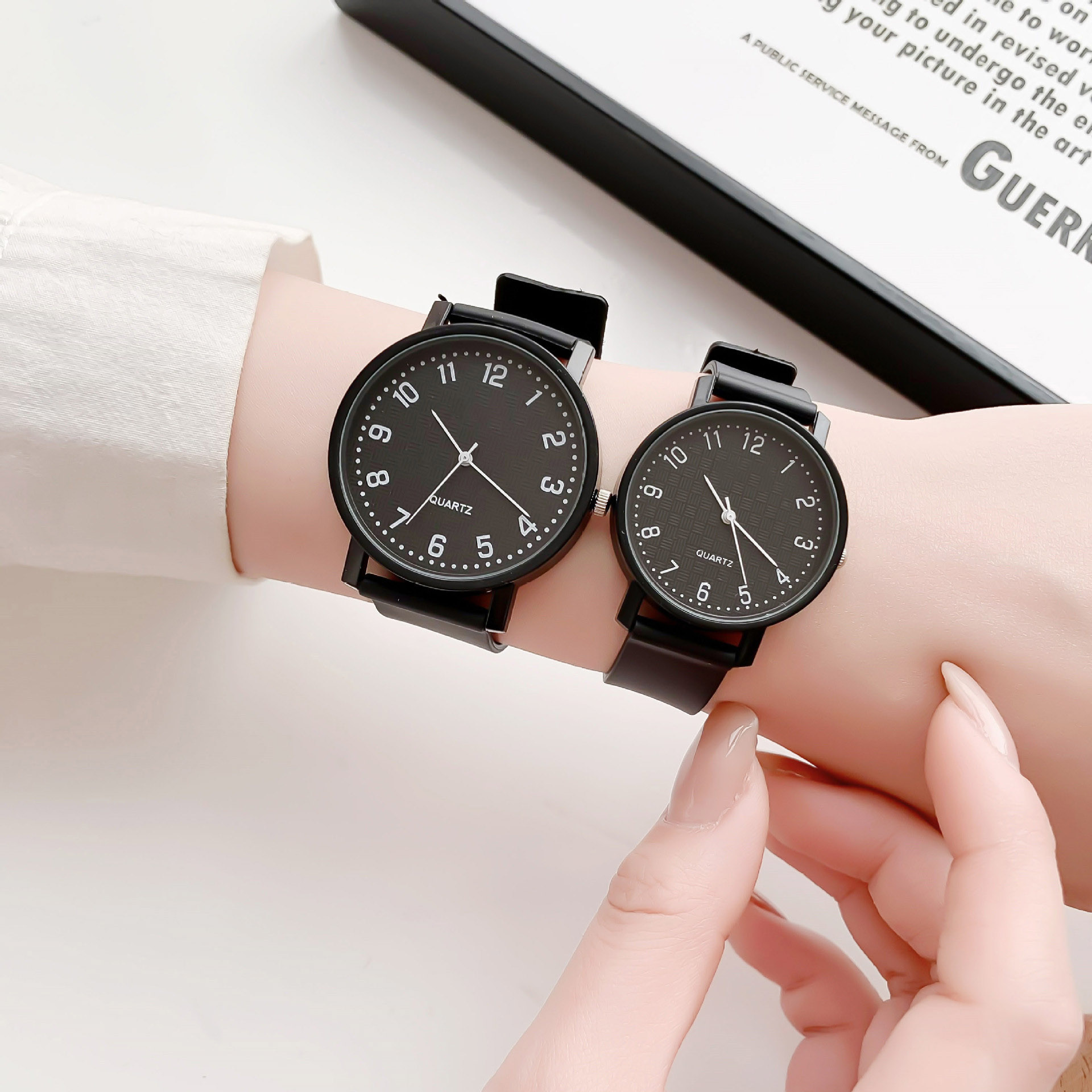ساعة كوارتز سوداء بسيطة للنساء - مراجعة Luxury Watch Female وسعره