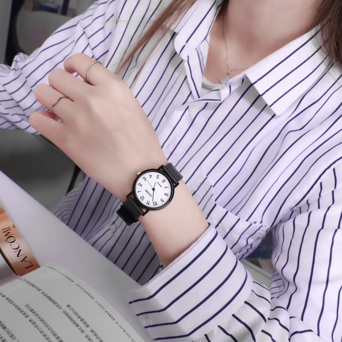 ساعة كوارتز سوداء بسيطة للنساء - مراجعة Luxury Watch Female وسعره
